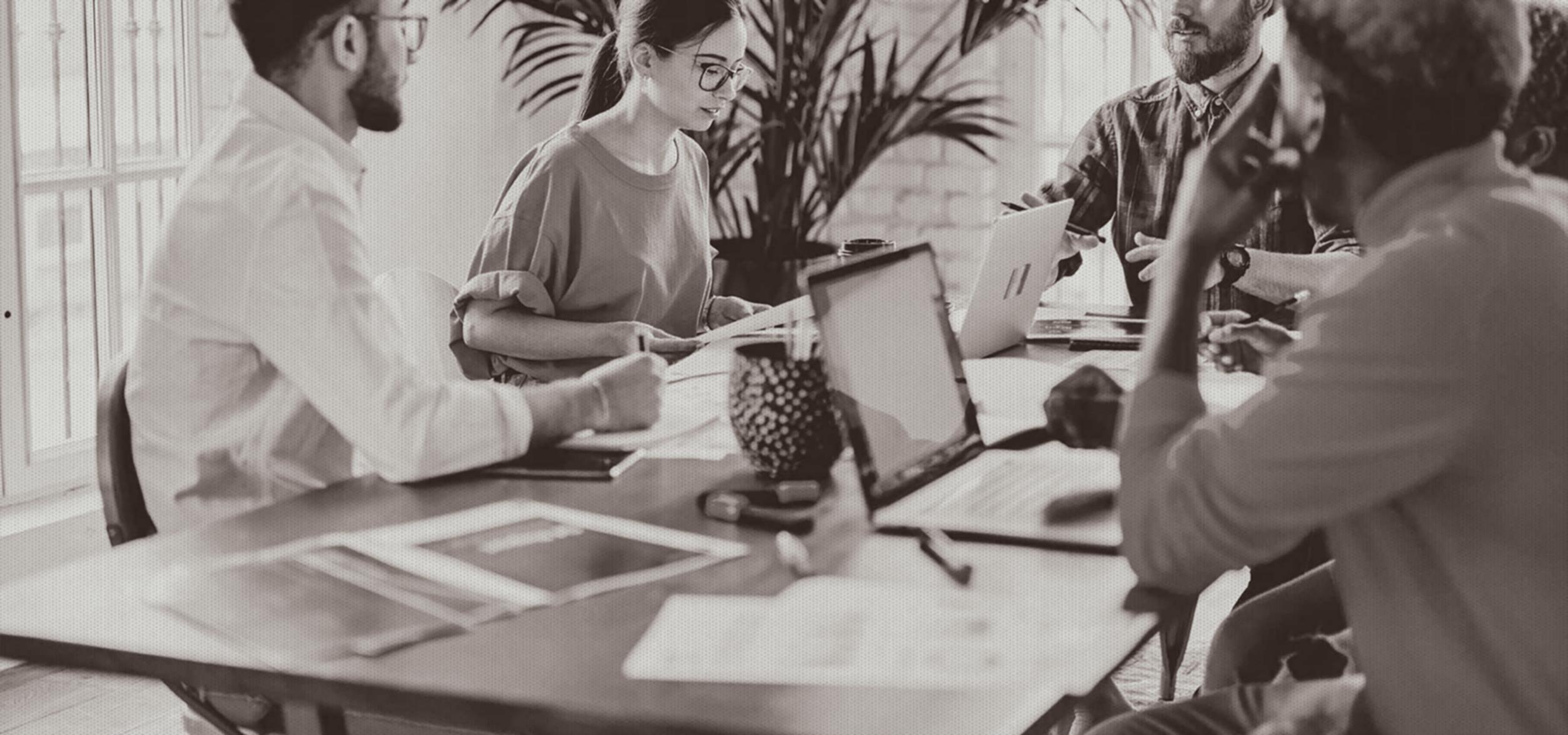Estudiantes aprendiendo estrategia empresarial